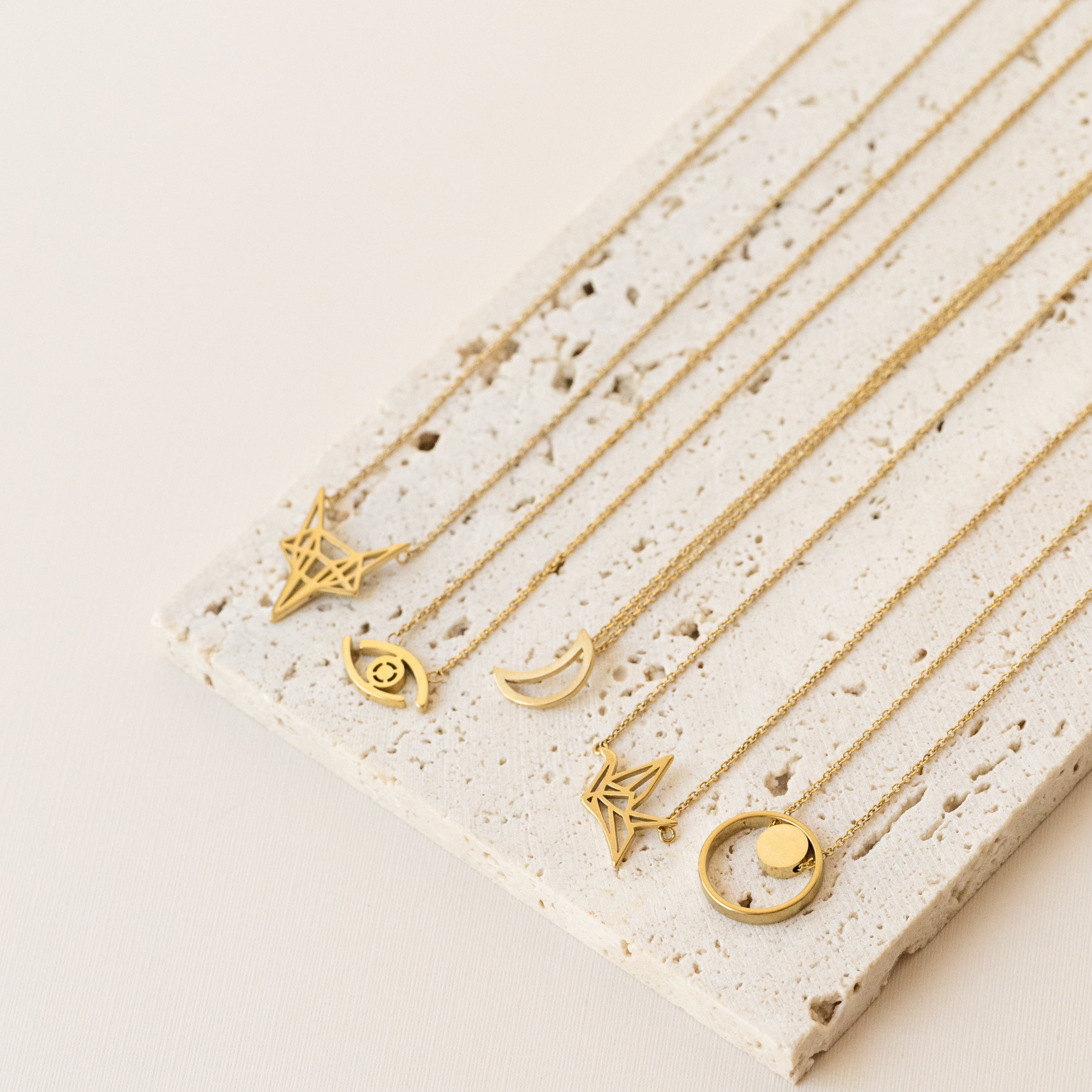 Web-Prysm-Ella-Necklace-Collier-doré-gold-bijoux-jewelry-montreal-quebec-canada-cadeau-gift-femme-women-minimalist-delicate-delicat-tendance-trendy