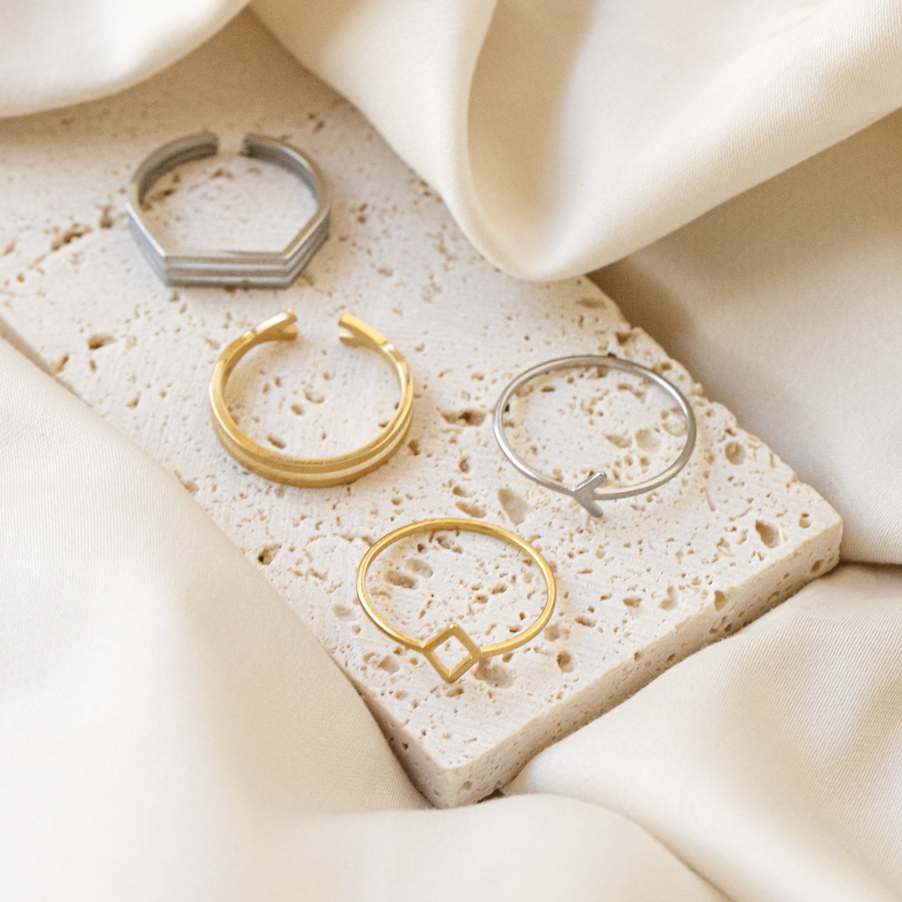 Web-Prysm-Quinn-Bague-ring-gold-doré-bijoux-jewelry-montreal-quebec-canada-cadeau-gift-femme-women-minimalist-delicate-delicat-tendance-trendy