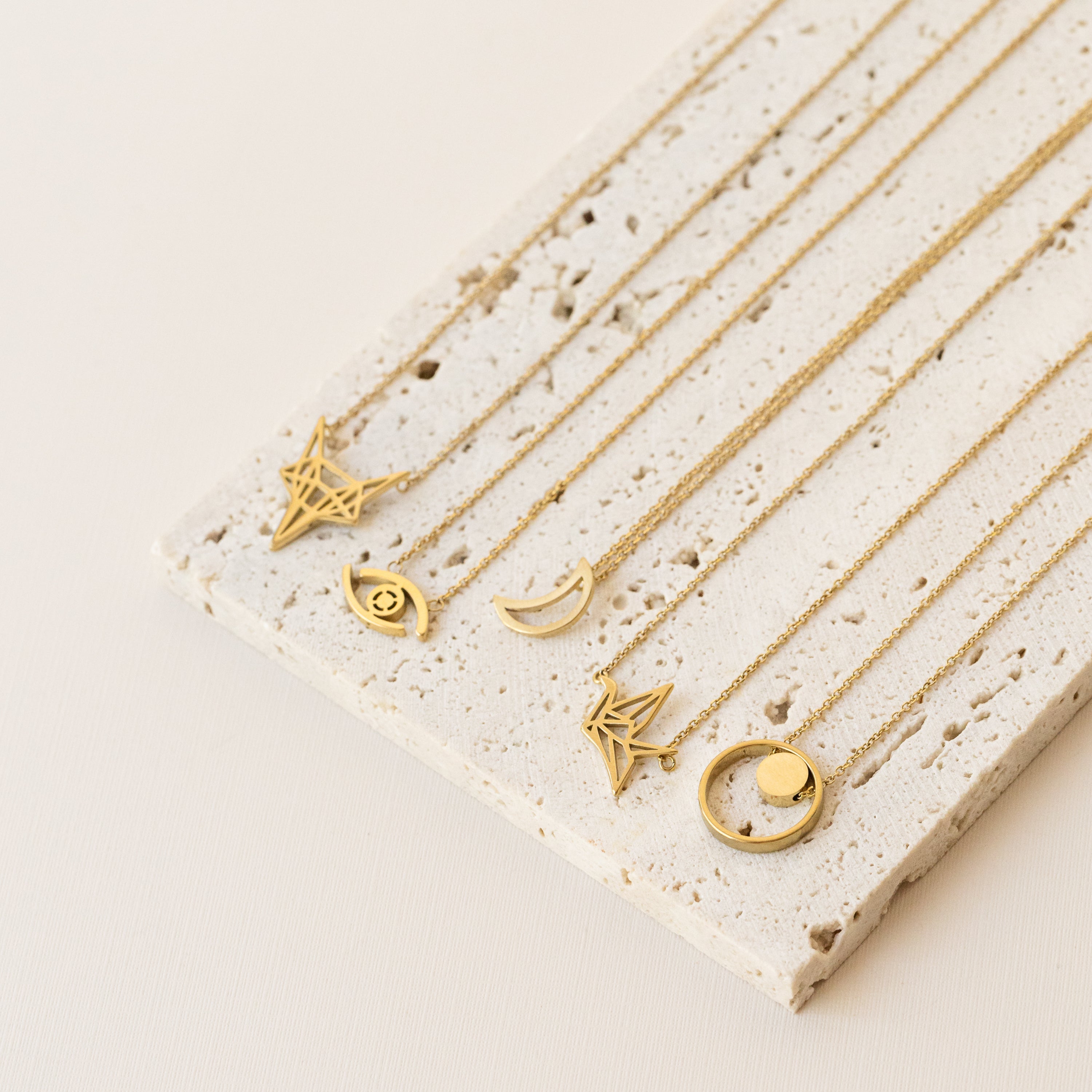 Web-Prysm-moon-Necklace-Collier-doré-gold-bijoux-jewelry-montreal-quebec-canada-cadeau-gift-femme-women-minimalist-delicate-delicat-tendance-trendy