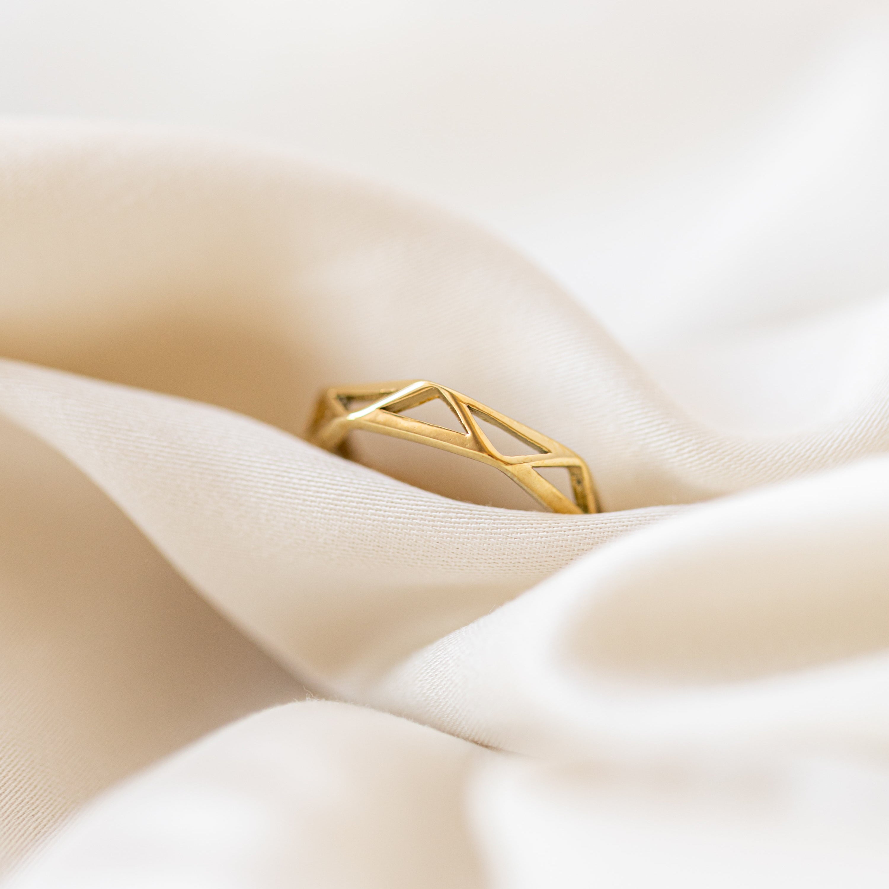 Prysm-clara-ring-bague-gold-doré-bijoux-jewelry-montreal-quebec-canada-femme-women-minimalist-delicate-delicat-tendance-trendy-geometric-cut